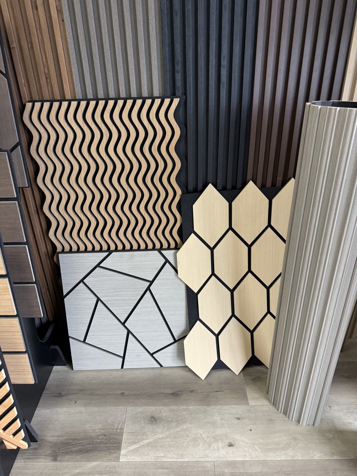 Paneles acústicos de madera con diseños de ondas, hexágonos y mosaicos: paredes con estilo que complementan sus pisos nuevos.