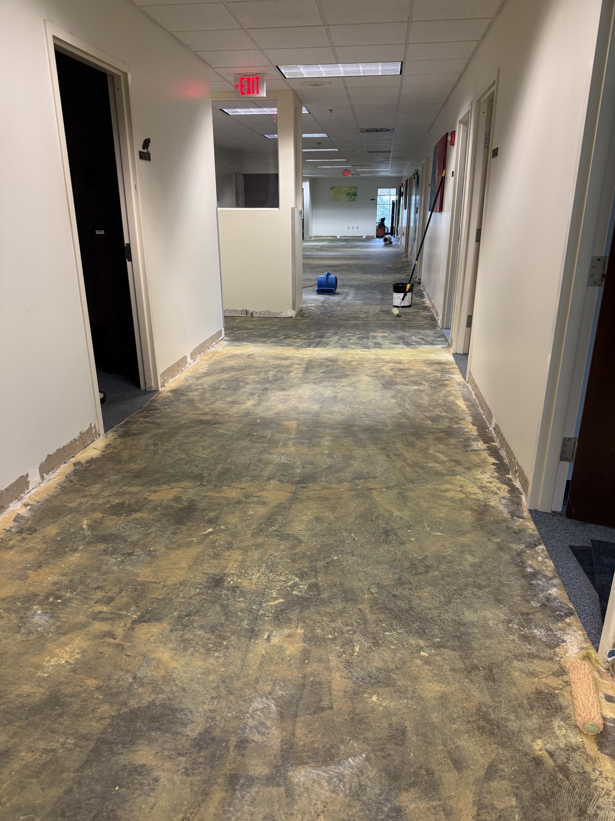 Retiro cuidadoso del piso antiguo y preparación completa de la superficie: el primer paso esencial para una instalación comercial perfecta.