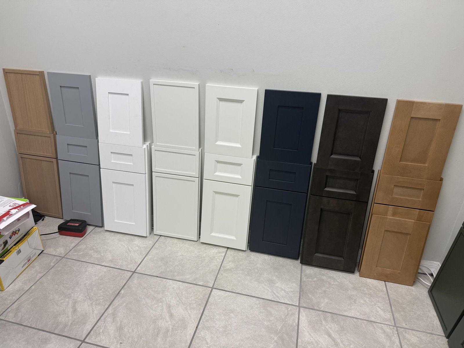 Acabados de gabinetes para todos los estilos: desde blancos y grises costeros hasta azul marino, espresso y madera natural.