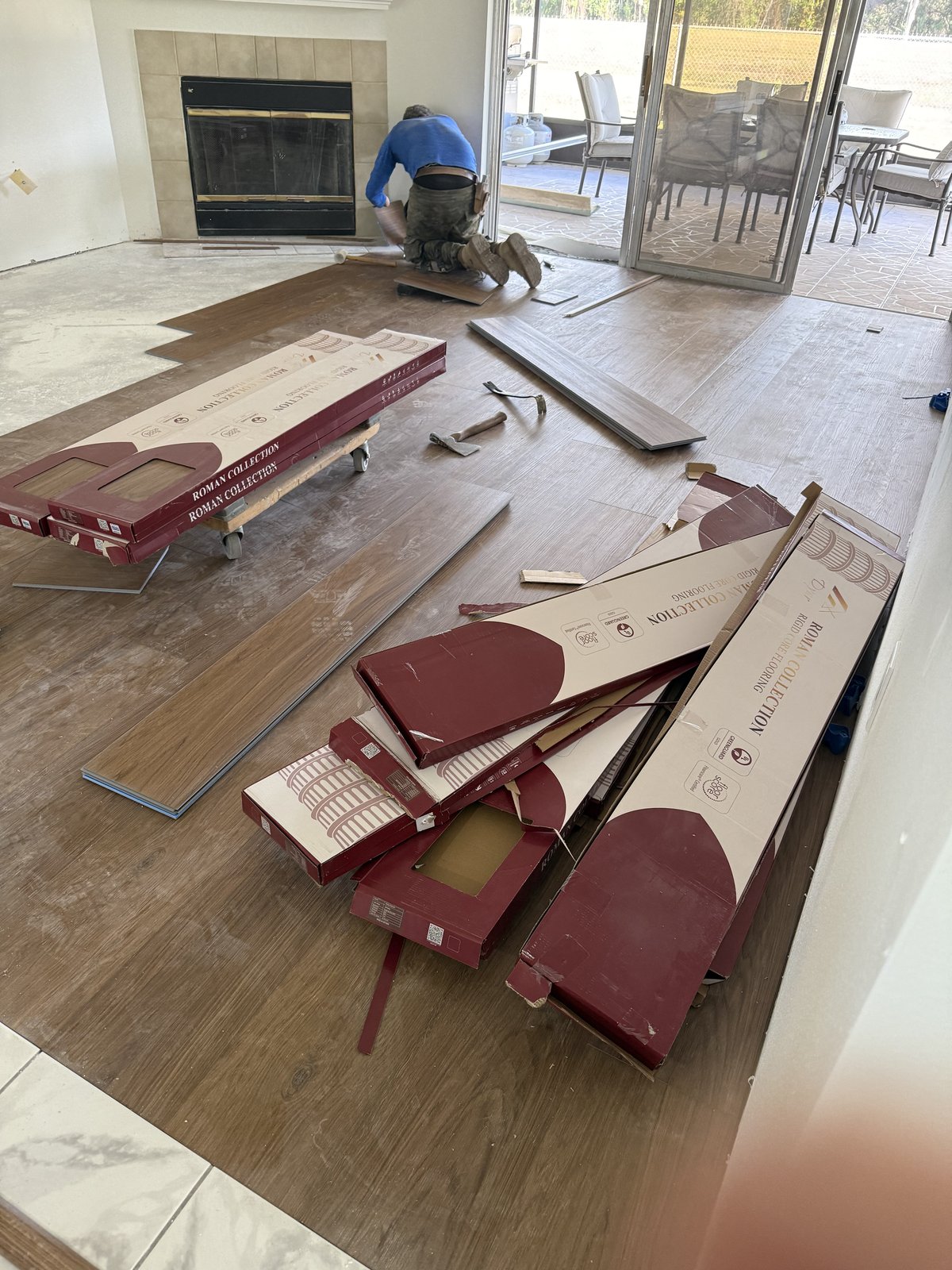 Instalación experta en marcha de piso vinílico de lujo Roman Collection con núcleo rígido, duradero y con aspecto de madera.